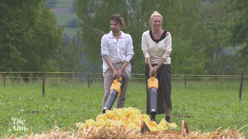 Yoncé Banks und Magdalena Brzeska bei einer "Die Alm"-Challenge