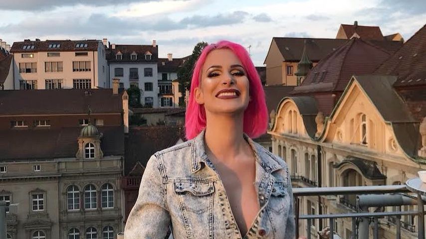 Gewagter Glow-Auftritt: Was macht Raffa bei Nippelblitzer?