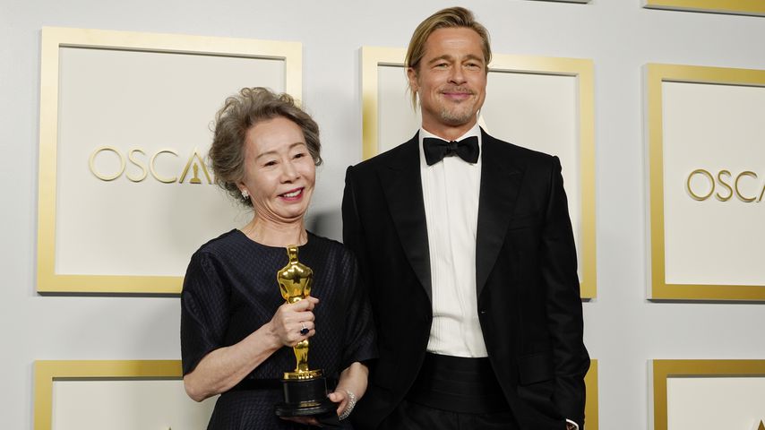 Yuh-Jung Youn und Brad Pitt bei den Oscars 2021 in Los Angeles
