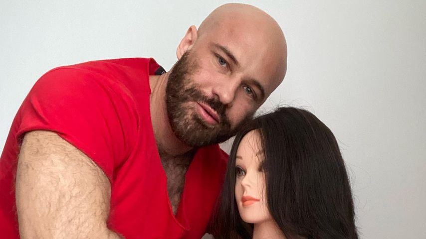 Yuri Tolochko mit seiner Puppe Lola