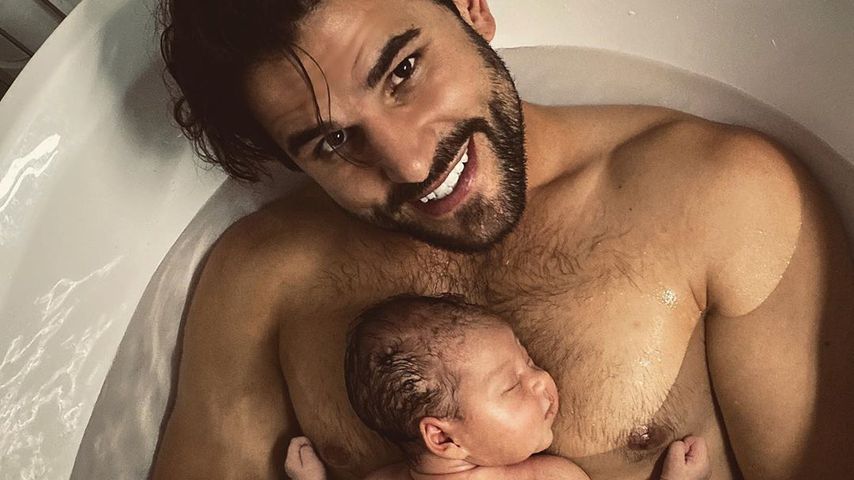 Süß: Hier badet "The Mole"-Kandidat Yves mit seinem Baby!