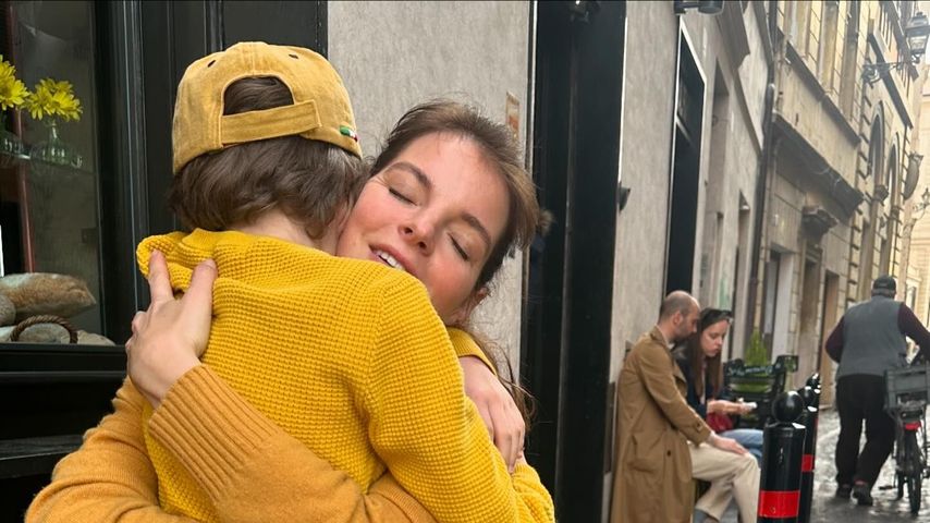 Yvonne Catterfeld und ihr Sohn im Juli 2024