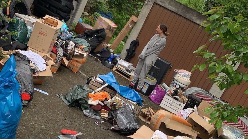 Yvonne Pferrer beim Ausmisten nach der Mäuseplage