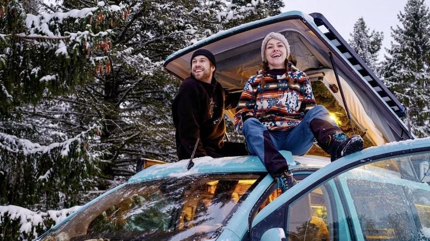 Yvonne Pferrer und Jeremy Grube auf dem Dach ihres Campers