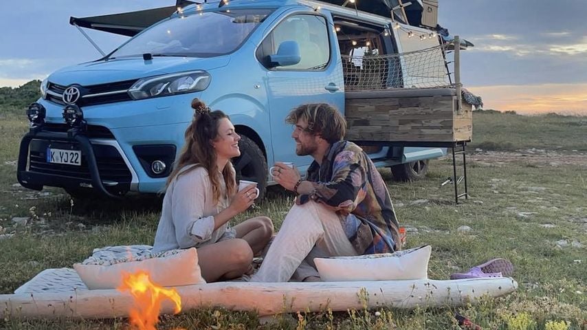 Yvonne Pferrer und Jeremy Grube vor ihrem Camper