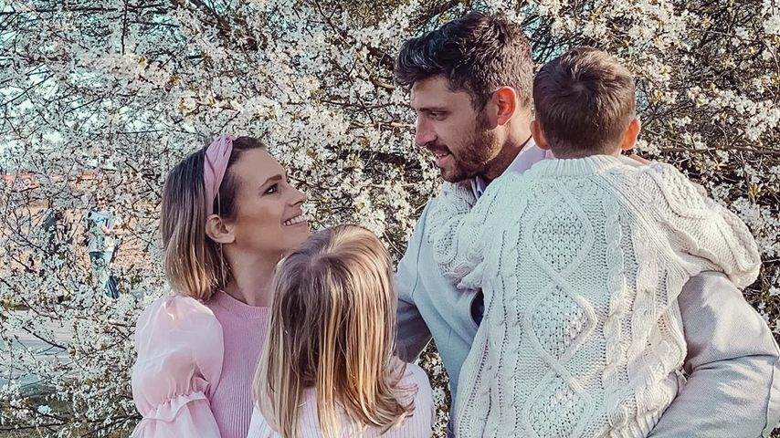 Yvonne Schröder mit ihrem Mann Tim und den beiden Kindern, März 2020