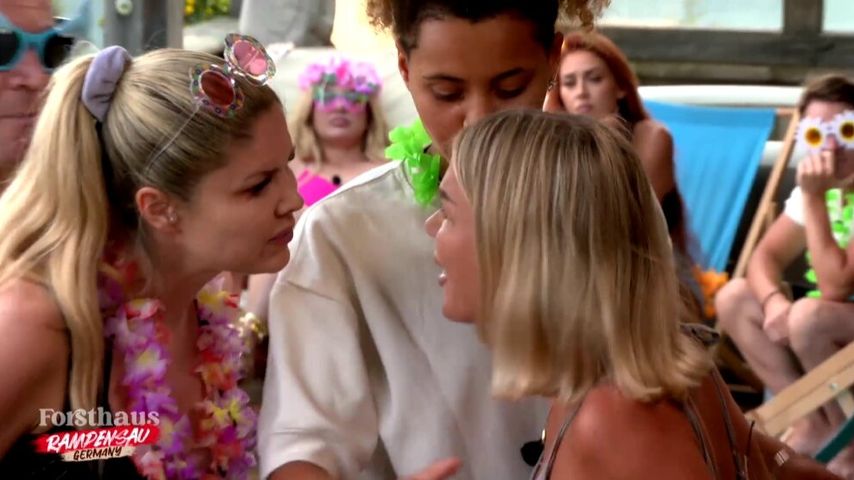 Yvonne Woelke und Emmy Russ bei "Forsthaus Rampensau" Germany, Staffel 2