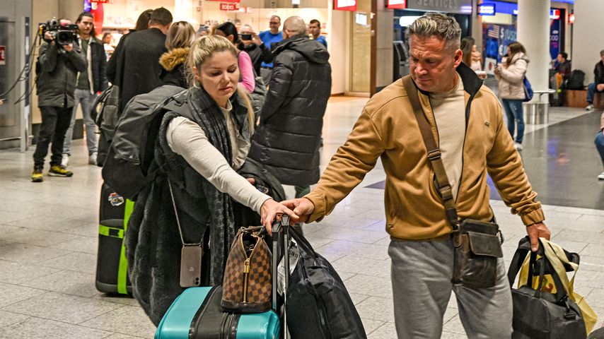Yvonne Woelke und Peter Klein am Flughafen in Frankfurt