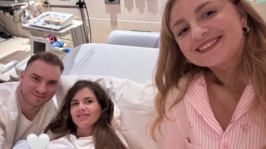 Yvonnedilauro mit ihrem Ehemann Alex, ihrer Tochter und ihrer Freundin Jenni, April 2025
