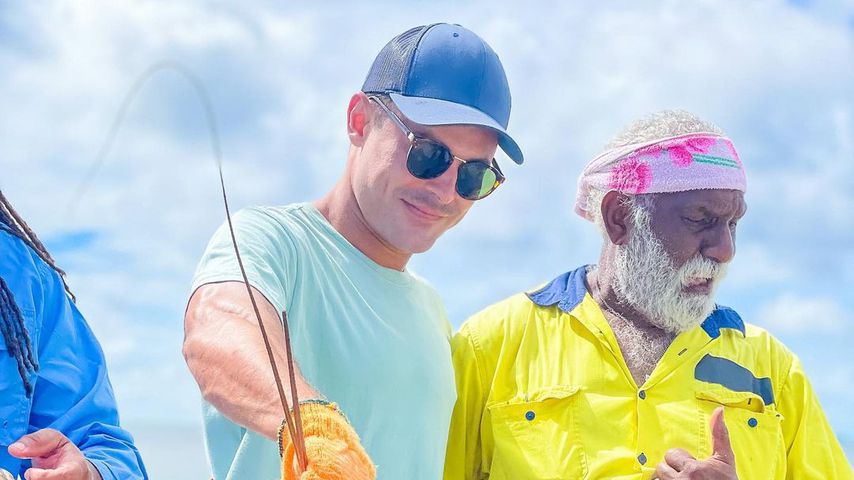 Nach OP-Verdacht: Zac Efron versteckt Gesicht auf neuem Foto