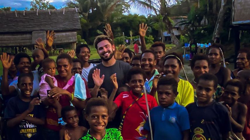 Zac Efron mit Kindern aus Papua-Neuguinea