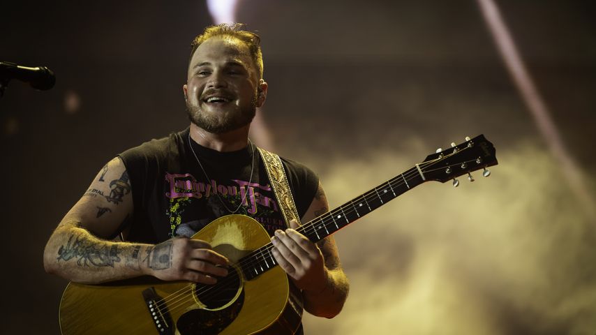 Zeigt Countrysänger Zach Bryan hier seine neue Freundin?