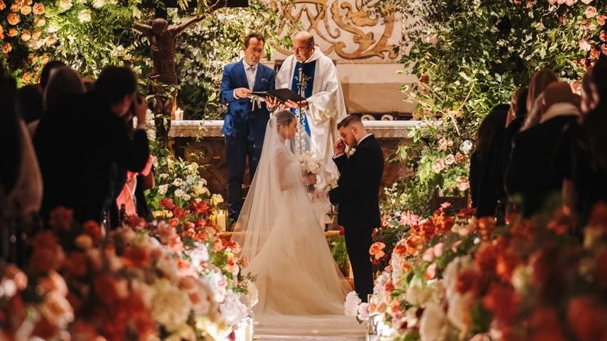 Zach Bryan und seine Ehefrau Samatha während der Trauung