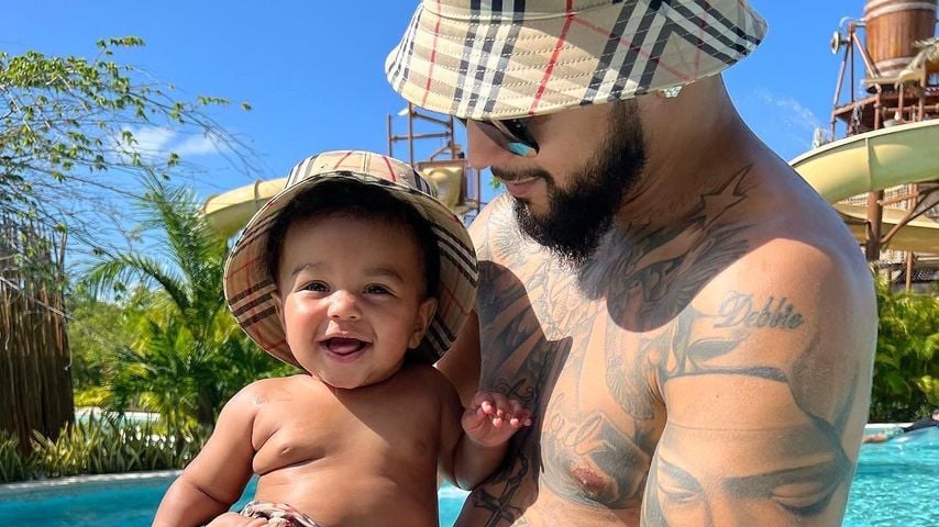 Zach Davis mit seinem Kind im Mexiko-Urlaub