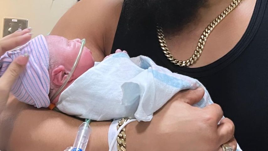Zackariah Darring mit seinem Baby im Mai 2022