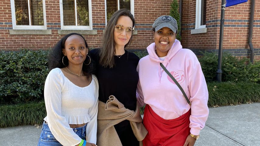 Zahara und Angelina Jolie mit einem Fan vor dem College