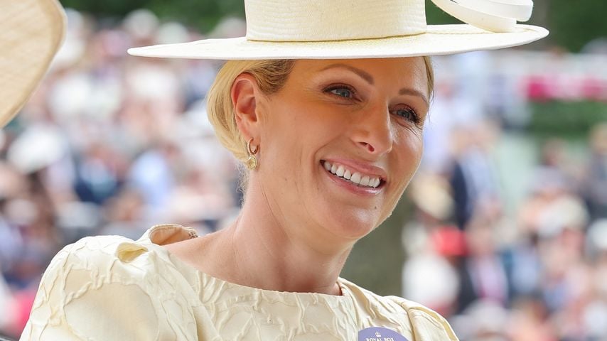 Zara Tindall lächelt bei Tag drei von Royal Ascot 2026 auf der Rennbahn in Ascot