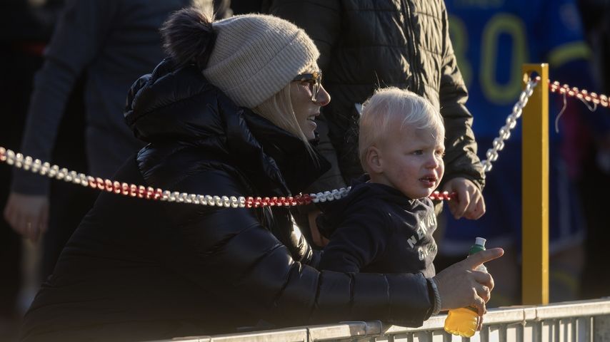 Zara Tindall mit ihrem Sohn Lucas beim Charity-Fußballspiel im Februar 2023
