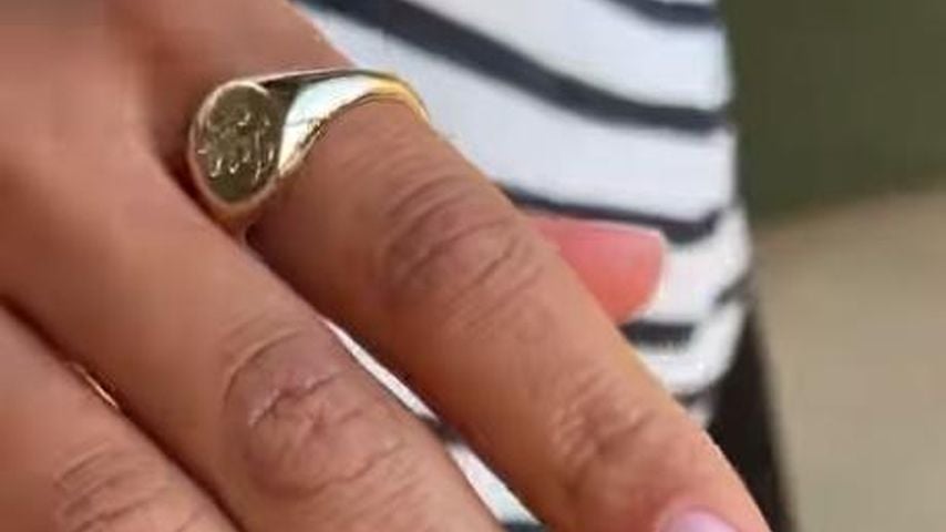 Zendayas Hand mit Ring von Tom Holland