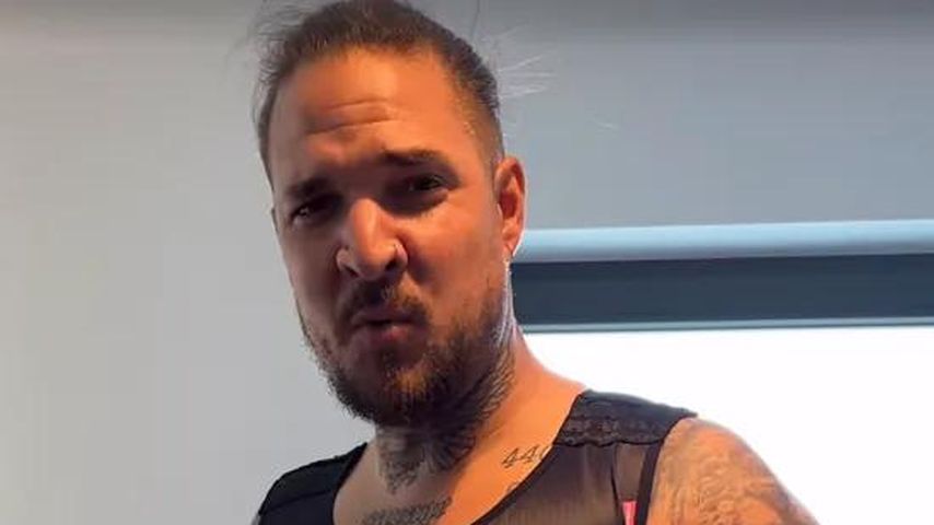 Zico Banach zeigt seine blutigen Verbände