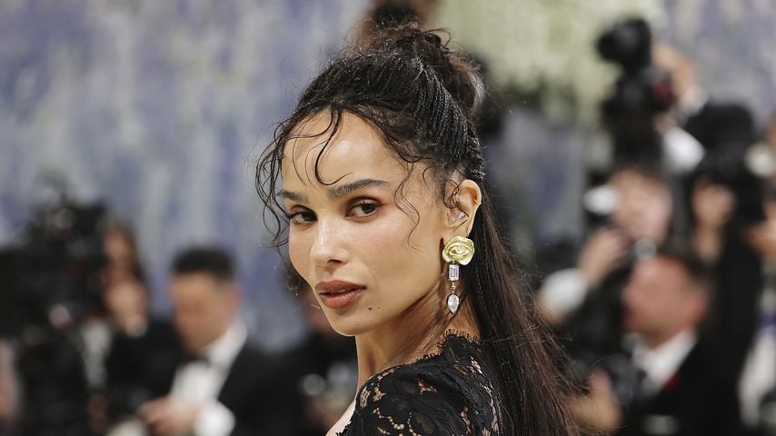 Versteckter Ring? Zoë Kravitz ohne Harry bei der Met Gala