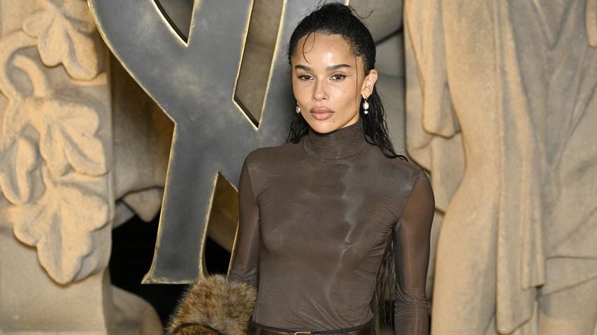 Zoë Kravitz versteckt Verlobungsring bei Spaziergang in NY