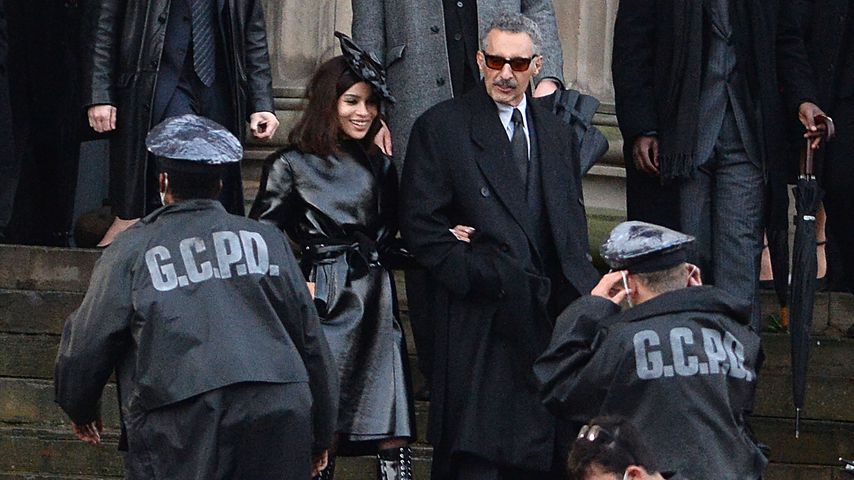 Zoë Kravitz und John Turturro am "Batman"-Set in Liverpool
