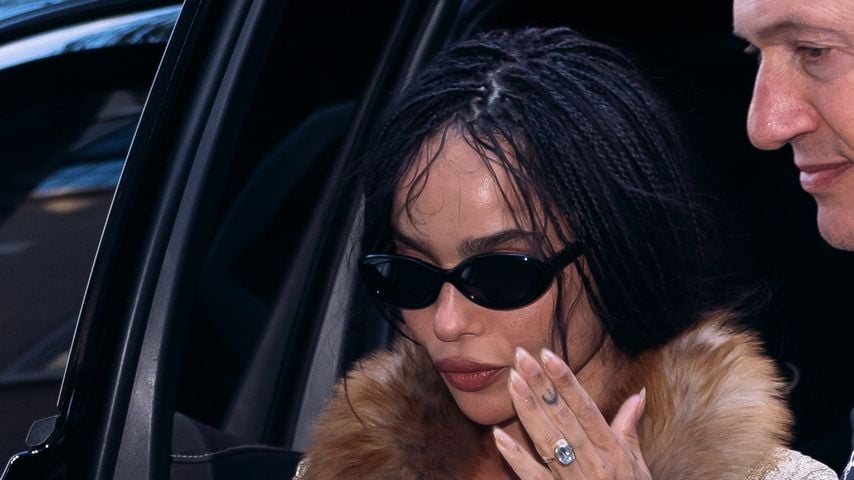Es funkelt: Zoë Kravitz zeigt Ring bei Pre-Met-Gala-Dinner