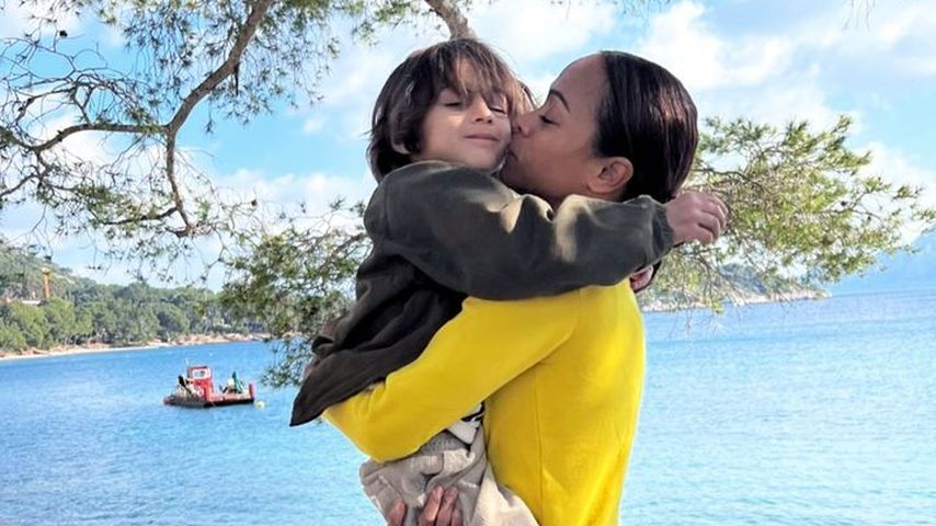 Zoe Saldana kuschelt mit ihrem jüngsten Sohn bei der Arbeit
