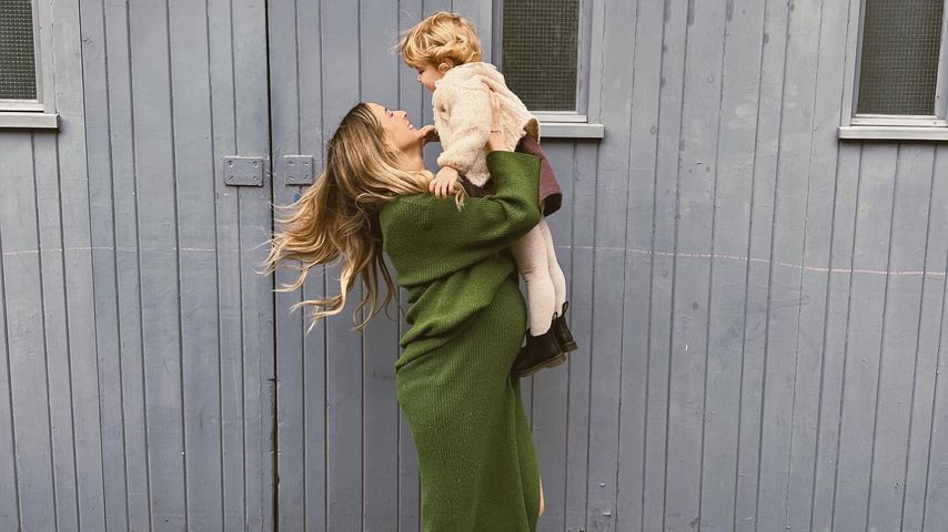 Zoe Sugg mit ihrer Tochter Ottie, November 2023