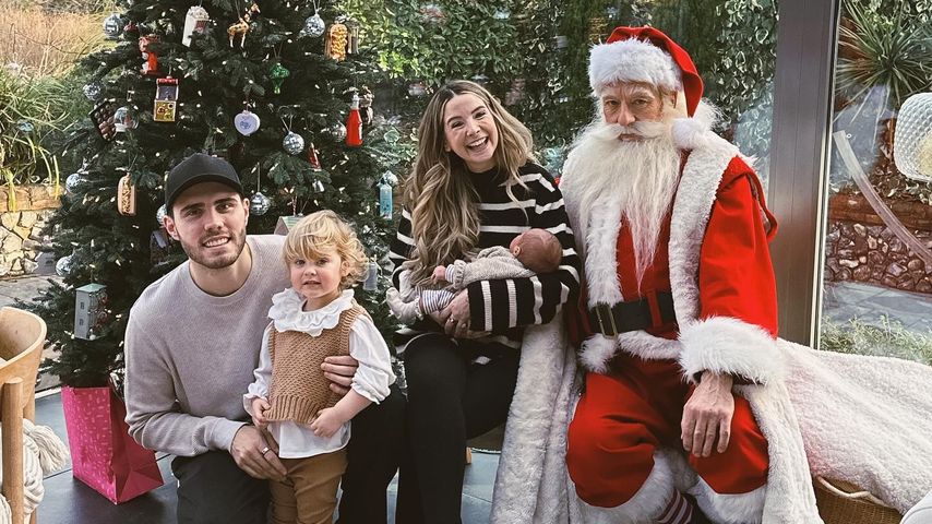 Zoe Sugg und Alfie Deyes mit ihren Töchtrn Ottie und Novie