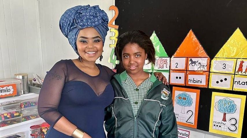 Zoleka Mandela mit einer Schülerin