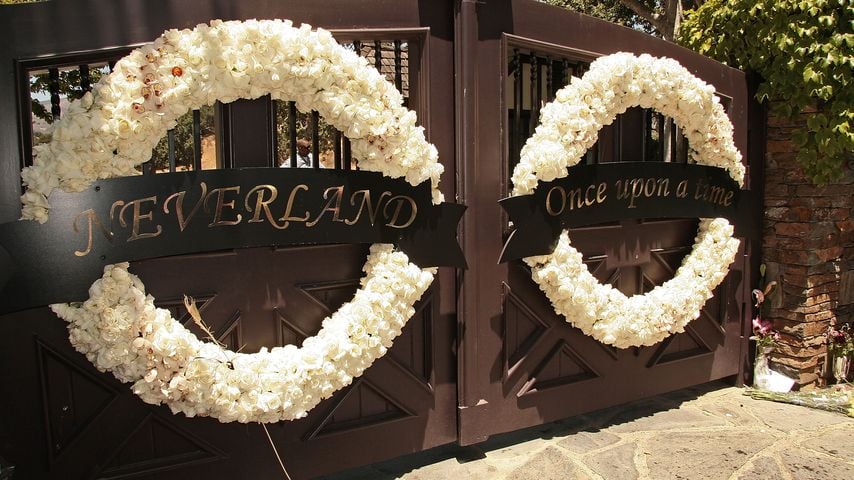 Kranzschmuck am Tor von Michael Jacksons Neverland Ranch in Los Olivos, 28. Juni 2009