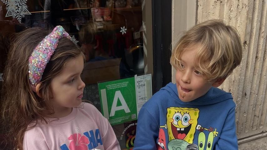 James Ransones Kinder, Violet und Jack, essen nach einem Parkbesuch ein Eis.