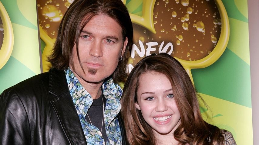 Bei einem Disney-Channel-Event posieren zwei Personen für Fotos