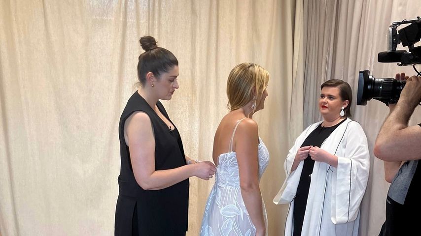 "Zwischen Tüll und Tränen"-Ann-Christin und Chantal mit einer zukünftigen Braut